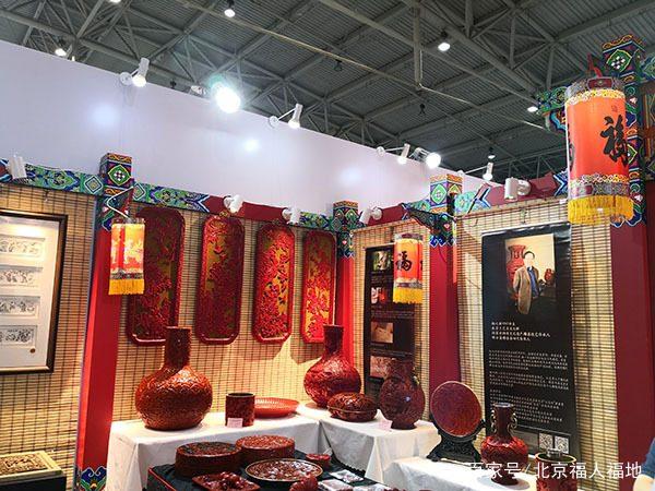 國(guó)家文化和旅游部長(zhǎng)雒樹剛、北京宣傳部長(zhǎng)杜飛進(jìn)等領(lǐng)導(dǎo)參觀非遺展