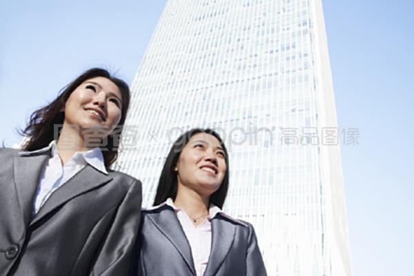 兩名女商人站在北京的中國世界貿(mào)易中心前